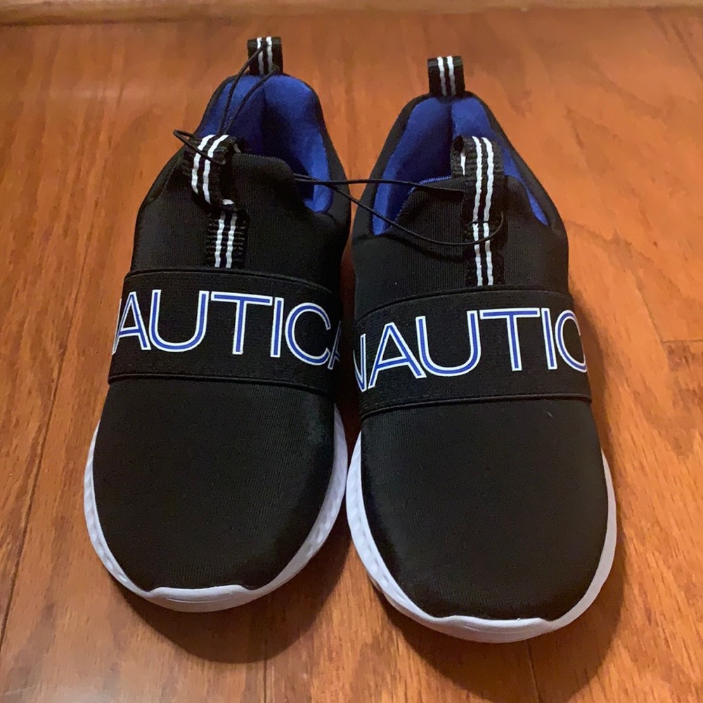 Kids tennis shoes
